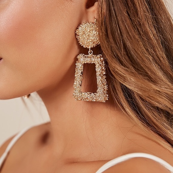 Gold raised design statement earring - Picture 2 of 4